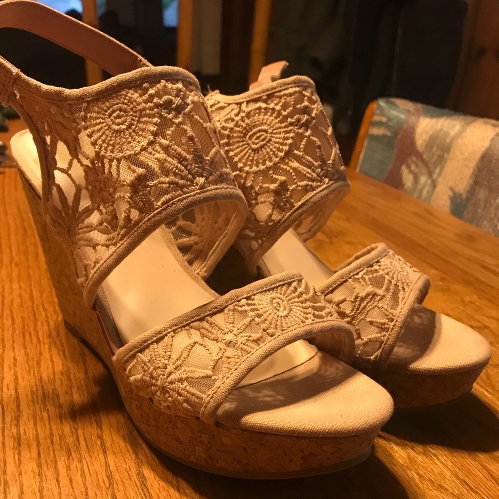 Fergalicious by Fergie Size 9 Wedge Heels in Blush